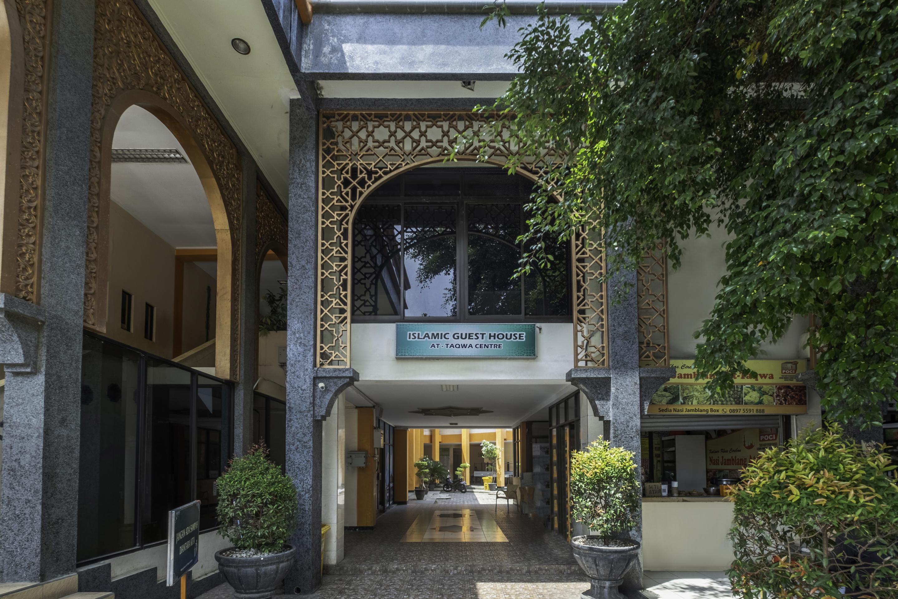 Oyo 2132 Pondok Avicenna Сиребон Екстериор снимка